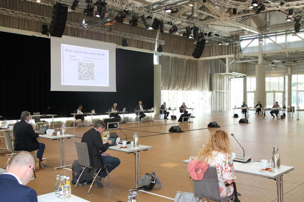 Bild vergrößern: Um die Sicherheitsvorschriften einhalten zu können, fand die Sitzung des Verwaltungsausschusses am 23. April in der Karlsruher Gartenhalle statt.