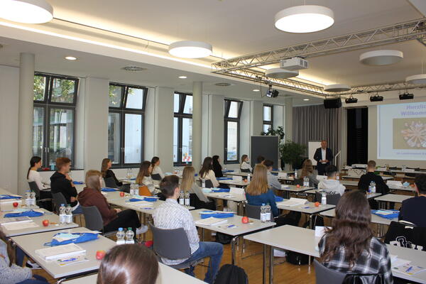 37 junge Menschen haben am 1. September eine Ausbildung oder duales Studium beim Landratsamt Karlsruhe begonnen.
