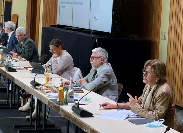 Bild vergrößern: Gleichstellungsbeauftragte Astrid Stolz (rechts) berichtete im Verwaltungsausschusses über ihre Arbeit