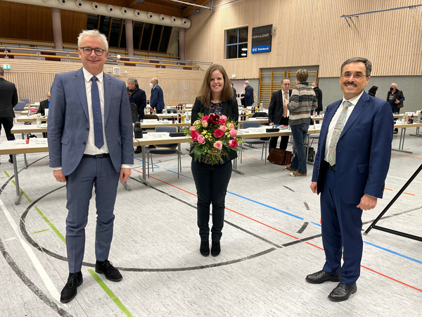 Landrat Dr. Christoph Schnaudigel verabschiedete den langj&auml;hrigen Leiter des Abfallwirtschaftsbetriebs des Landkreises Karlsruhe Uwe Bartl in den Ruhestand und begl&uuml;ckw&uuml;nschte Carol Adam zur Wahl zur neuen Betriebsleiterin.