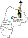Piktogramm zur Verdeutlichung von Inhalten in Leichter Sprache das eine Frau mit kurzem Kleid zeigt, die an an einer Laterne lehnt, mit dem Kartenausschnitt des Landkreises Karlsruhe im Hintergrund