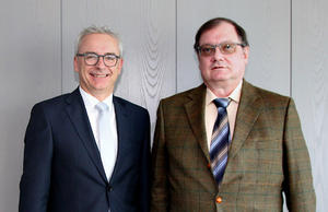 Landrat Dr. Christoph Schnaudigel (links) bestellte Michael Dutschmann für eine weitere fünfjährige Amtszeit als ehrenamtlichen Naturschutzbeauftragten.