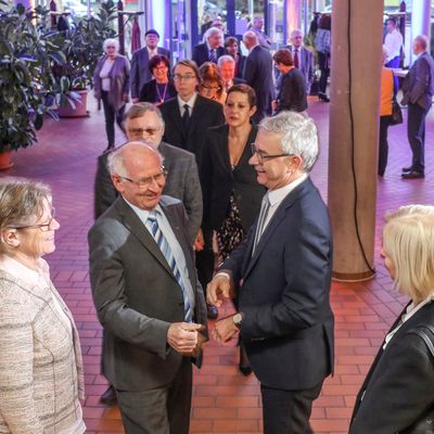 Landrat Dr. Christoph Schnaudigel und seine Frau begrüßen persönlich die Gäste