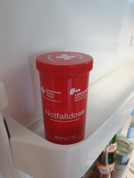 Sie soll in den Kühlschrank: Damit die Notfalldose mit den wichtigen Informationen schnell gefunden werden kann, gibt es einen vereinbarten Lagerort.