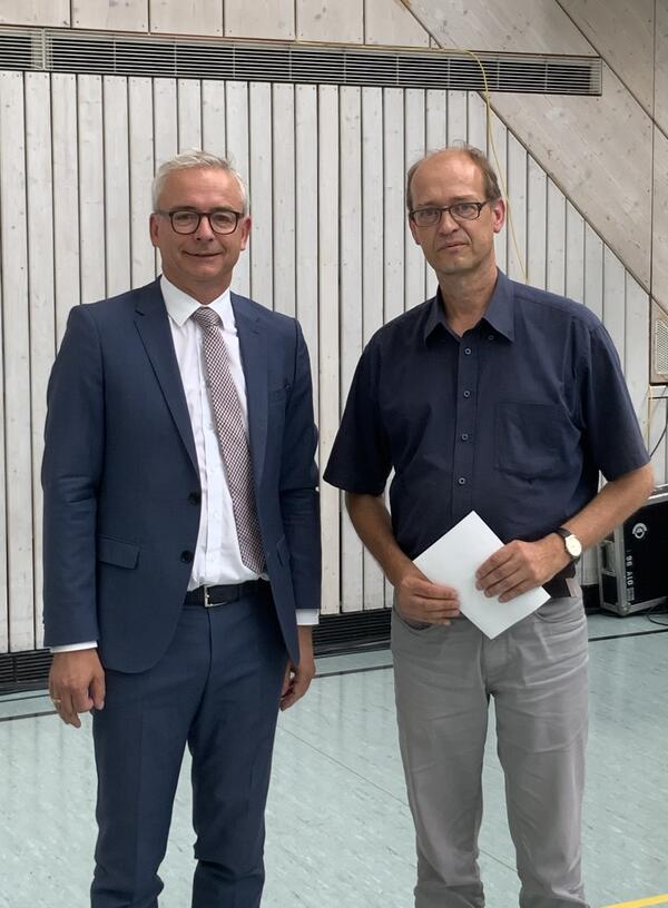 Landrat Dr. Christoph Schnaudigel verpflichtete Jens Puchelt als neuer Kreisrat.