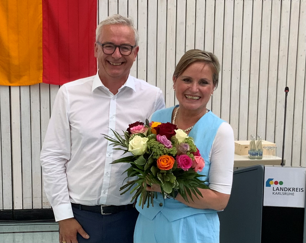 Landrat Dr. Christoph Schnaudigel verabschiedet Klinik-Regionaldirektorin Susanne Stalder.
