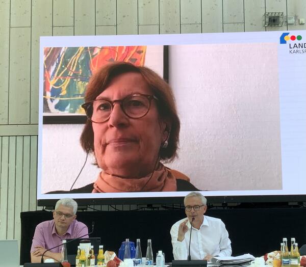Landrat Dr. Christoph Schnaudigel verabschiedet die langjährige Gleichstellungsbeauftragte Astrid Stolz, die der Sitzung zugeschaltet war, in den Ruhestand.