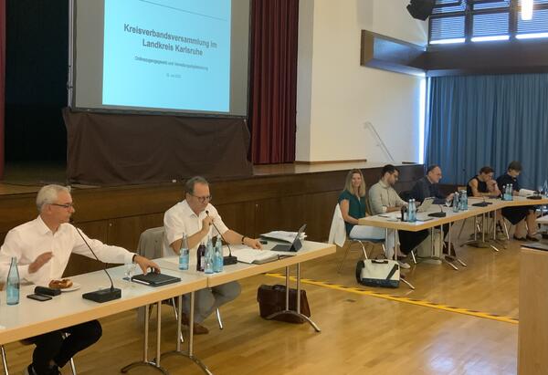 Die Kreisversammlung des Gemeindetags fand in Malsch statt. Kreisvorsitzender Bürgermeister Thomas Nowitzki (2.v.l.) eröffnet die Sitzung.