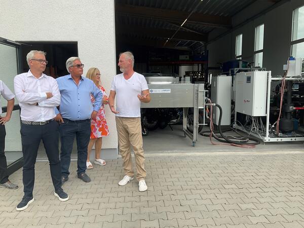 Landrat Dr. Christoph Schnaudigel und Bürgermeister Markus Rupp lassen sich von Geschäftsführer Joachim Schadt das Tätigkeitsfeld von Secon Kältetechnik erklären.