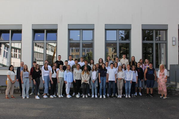 Bild vergrößern: Das Team des Landratsamtes Karlsruhe ist gewachsen: 38 junge Menschen haben am 1. September ihre Ausbildung oder ihr duales Studium begonnen.