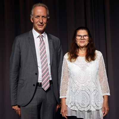 Bild vergrößern: Eingebürgerte Frau aus Karlsbad mit ihrem Bürgermeister Jens Timm