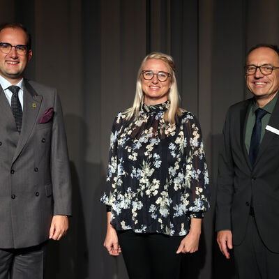 Bild vergrößern: Eingebürgerte Frau aus Kraichtal mit dem Ersten Landesbeamten Knut Bühler und ihrem Bürgermeister Tobias Borho