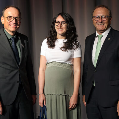 Bild vergrößern: Eingebürgerte Frau aus Oberderdingen mit dem Ersten Landesbeamten Knut Bühler und ihrem Bürgermeister Thomas Nowitzki
