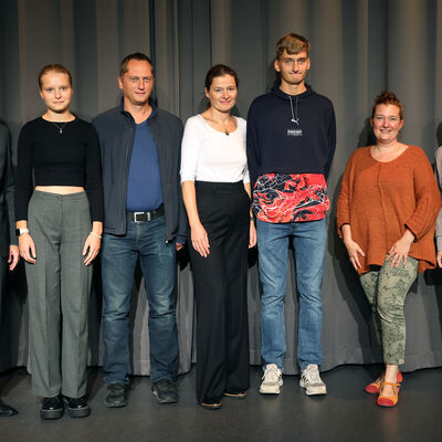 Bild vergrößern: 5 eingebürgerte Personen aus Pfinztal mit dem Ersten Landesbeamten Knut Bühler und ihrer Bürgermeisterin Nicola Bodner