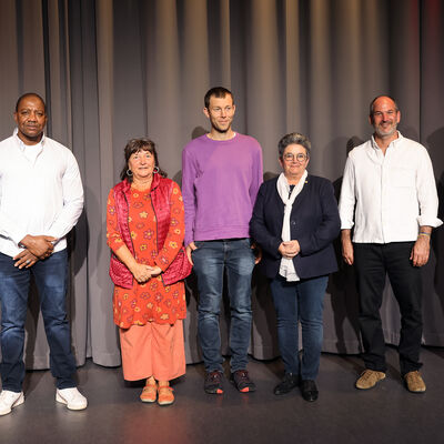Bild vergrößern: 5 eingebürgerte Personen aus Stutensee mit ihrer Oberbürgermeisterin Petra Becker