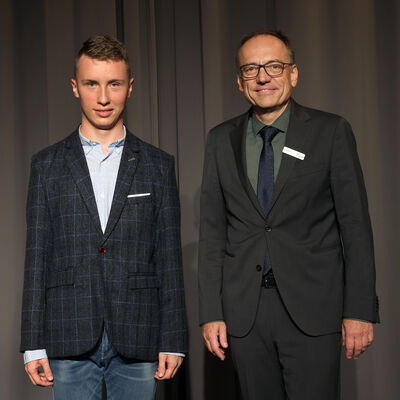 Bild vergrößern: Eingebürgerter Mann aus Bruchsal mit dem Ersten Landesbeamten Knut Bühler