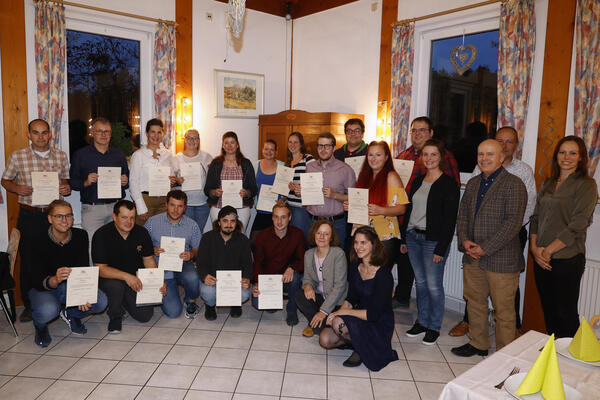 Bild vergrößern: Die 16 Absolventinnen und Absolventen der Fachschule für Landwirtschaft in Bruchsal haben ihre Urkunden und Abschlusszeugnisse erhalten.