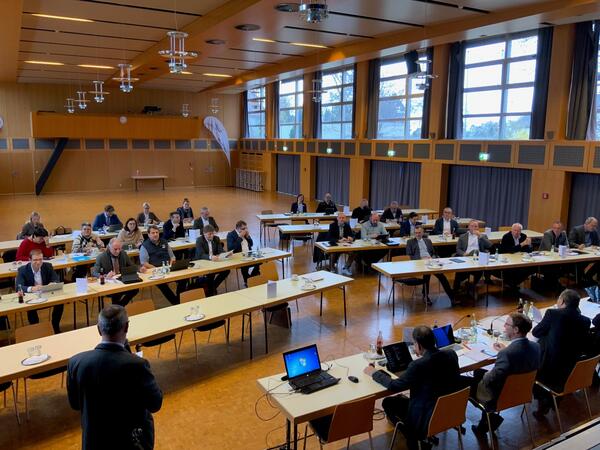 Bild vergrößern: In der Eggenstein-Leopoldshafener Rheinhalle fand die jüngste Bürgermeisterversammlung statt.