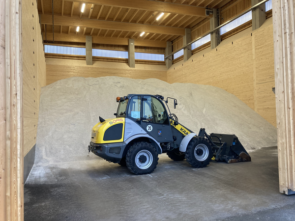 Bild vergrößern: In der neuen Salzhalle der Straßenmeisterei Bruchsal liegen über 1.300 Tonnen Salz für den Winterdienst bereit.