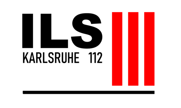Bild vergrößern: Auf der Abbildung ist das Logo der Integrierten Leitstelle zu sehen. Es zeigt den Schriftzug ILS Karlsruhe 112 in schwarz auf weisem Grund und daneben zwei rote Streifen.