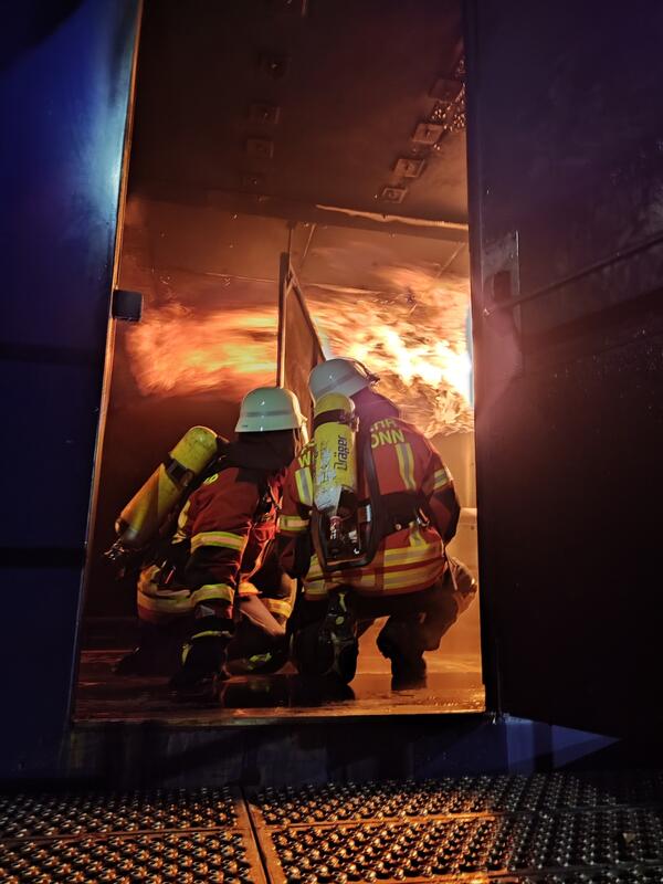 Bild vergrößern: Auf der Abbildung sind Feuerwehrleute im Einsatz zu sehen.