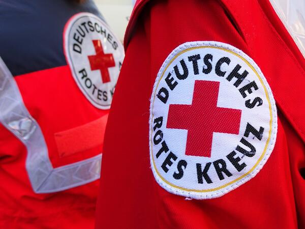 Bild vergrößern: Die Abbildung zeigt die Berufsbekleidung des Deutschen Roten Kreuzes