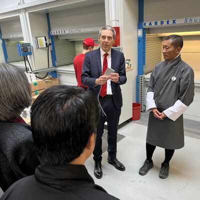 Bild vergrößern: Nachhaltige Technologie stand im Mittelpunkt des Besuchs bei der Michael Koch GmbH in Ubstadt-Weiher. Geschäftsführer Michael Koch informierte Premierminister Lotay Tshering über die dortige Produktion.