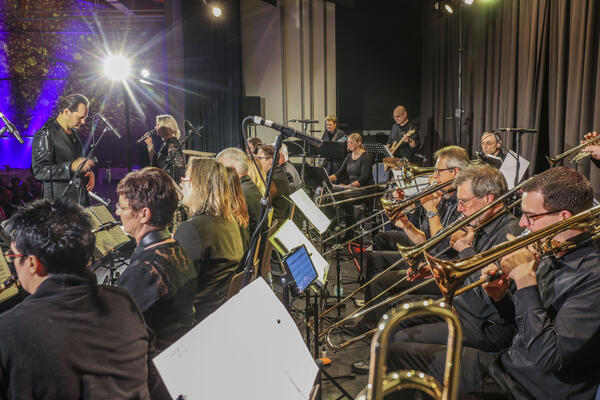Die BigBand des Landratsamtes Karlsruhe spielt Musik für den guten Zweck: Das Benefizkonzert am 31. März unterstützt die Hospizarbeit im Landkreis.
