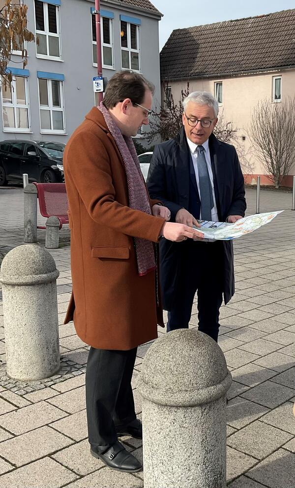 Kraichtals Bürgermeister Tobias Borho bespricht mit Landrat Dr. Christoph Schnaudigel Lösungen zur Verkehrsentlastung der Ortsdurchfahrt Unteröwisheim.
