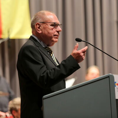 Bild vergrößern: Eberhard Roth, ehemaliger Bürgermeister und Kreisrat bei der Festansprache am Rednerpult