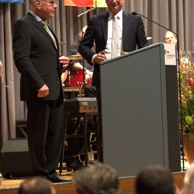 Bild vergrößern: Eberhard Roth und Landrat Dr. Schnaudigel am Rednerpult