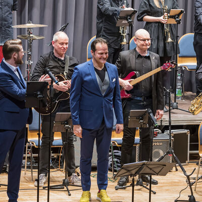 Bild vergrößern: Marco Vinzenci, musikalischer Leiter der BigBand des Landratsames Karlsruhe erhält Applaus