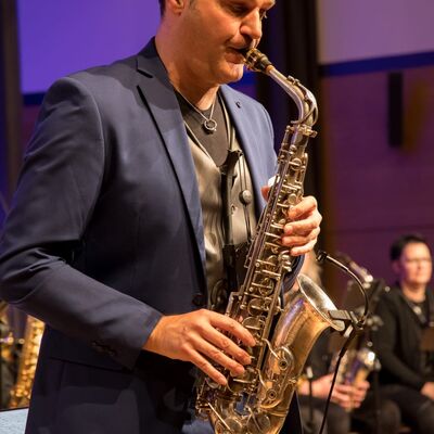 Bild vergrößern: Bandleader Marco Vincenzi am Saxophon