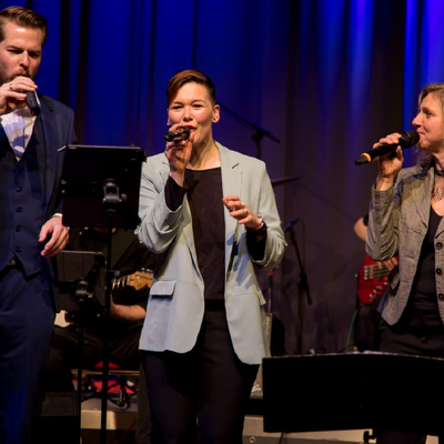 Bild vergrößern: Stefan Keller, Nadja Hess und Tanja Frank beim Gesang