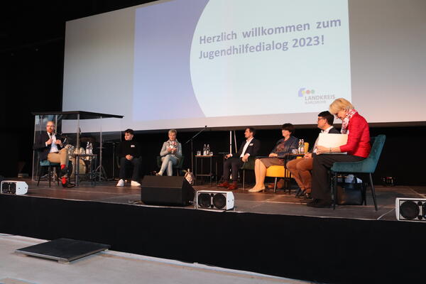 Bild vergrößern: Beim Jugendhilfedialog 2023 diskutierten die Teilnehmenden des Abschlussgesprächs, wie Kinder- und Jugendarmut im Landkreis Karlsruhe zukünftig begegnet werden kann.