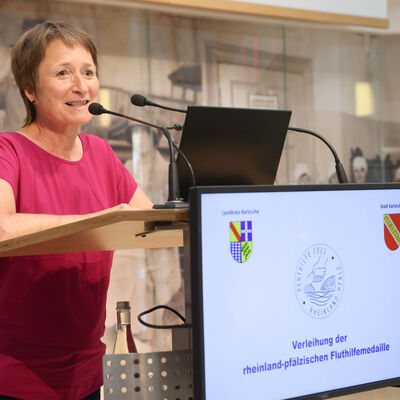 Bild vergrößern: Bürgermeisterin Bettina Lisbach spricht im Namen der Stadt Anerkennung aus.