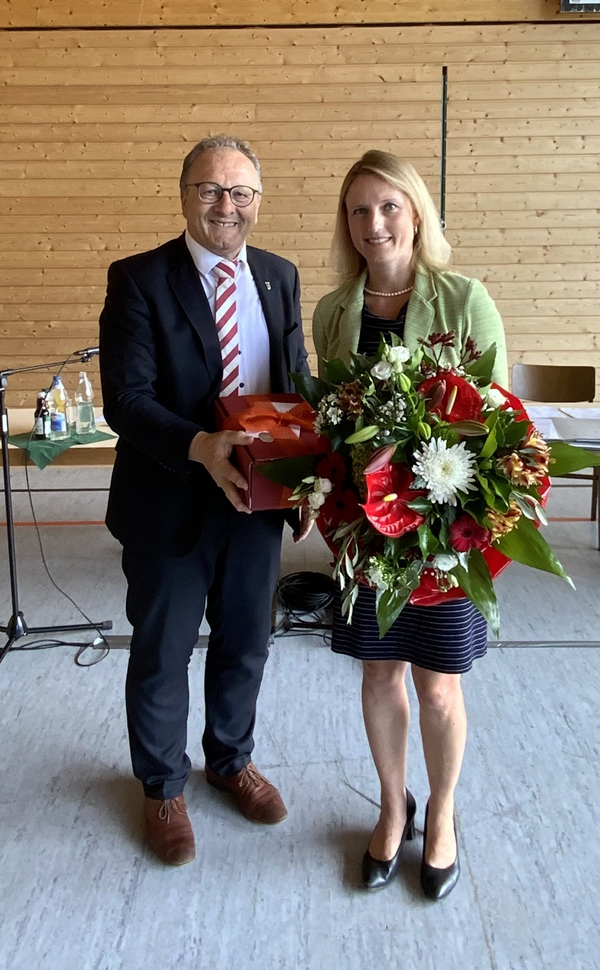 Der Kreisvorsitzende des Gemeindetags Baden-Württemberg Bürgermeister Thomas Nowitzki verabschiedete Sarina aus dem Kreis der Bürgermeisterinnen und Bürgermeister im Landkreis Karlsruhe.