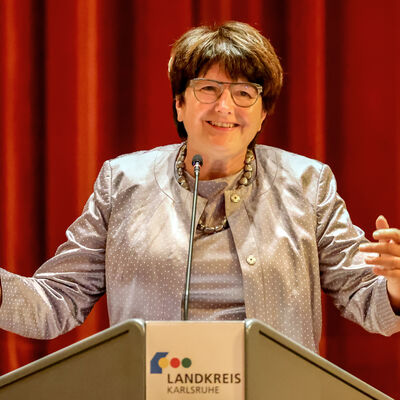 Bild vergrößern: Die Bruchsal Oberbürgermeisterin Cornelia Petzold-Schick spricht im Bürgerzentrum ein Grußwort.