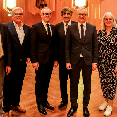 Bild vergrößern: Die Fraktionsvorsitzenden gratulieren: Rainer Balzer (AfD), Markus Rupp (SPD), Sven Weigt (CDU/Junge Liste), Willy Nees (FDP) mit Landrat Dr. Christoph Schnaudigel und Inge Ganter (Grüne) sowie Felix Geider (Freie Wähler).