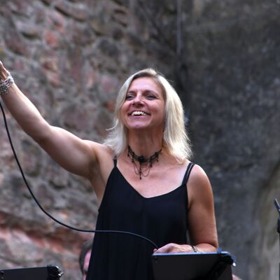 Bild vergrößern: Sängerin Tanja Frank animiert das Publikum zum Mitsingen
