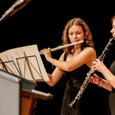 Bild vergrößern: Stimmungsvolle Musik spielten Julia und Klara Kremer.