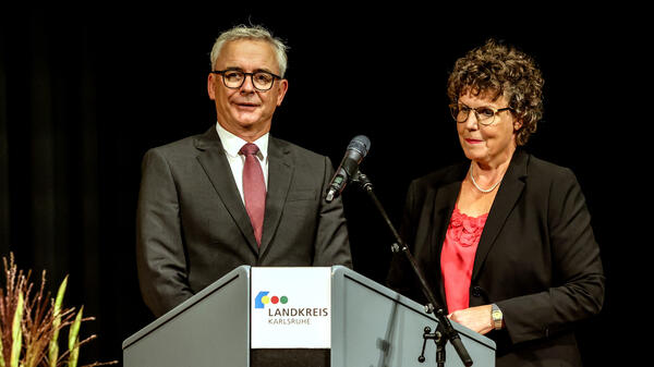 Dr. Christoph Schnaudigel wurde von Regierungspräsidentin Sylvia M. Felder zum Landrat verpflichtet