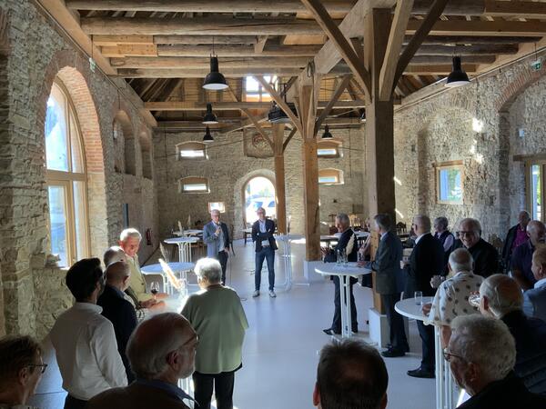 Ziel des diesjährigen Treffens der ehemaligen Bürgermeister und Kreisräte war die neu renovierte Zehntscheuer in Karlsdorf.