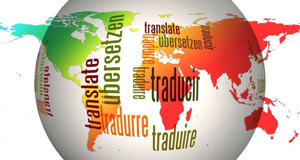 Bild vergrößern: Das Bild zeigt eine Weltkarte mit dem Wort "übersetzen" auf verschiedenen Sprachen