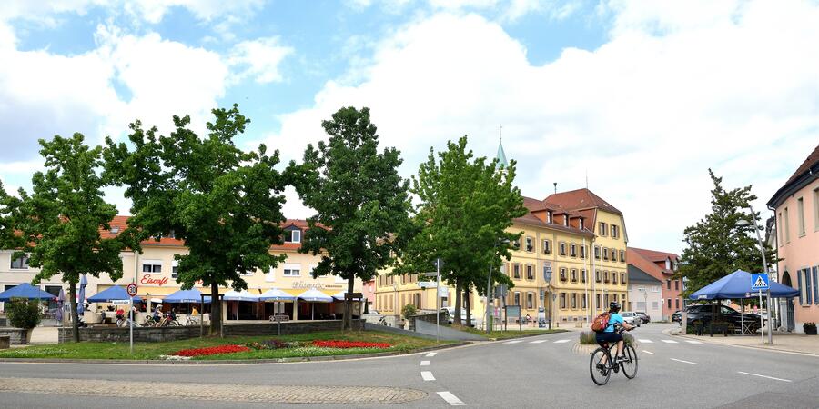 Bild vergrößern: Ortsmitte in Forst mit Wochenmarkt am Rathaus