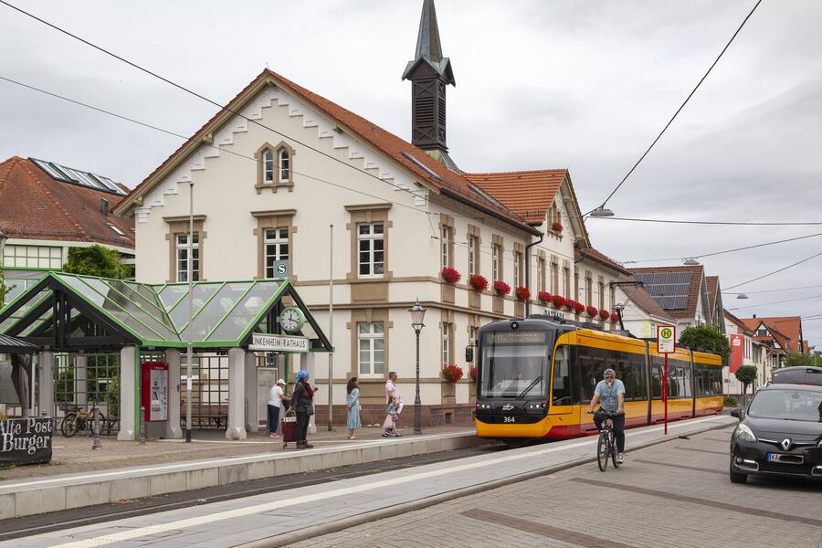 Bild vergrößern: Ortsmitte Linkenheim mit Rathaus