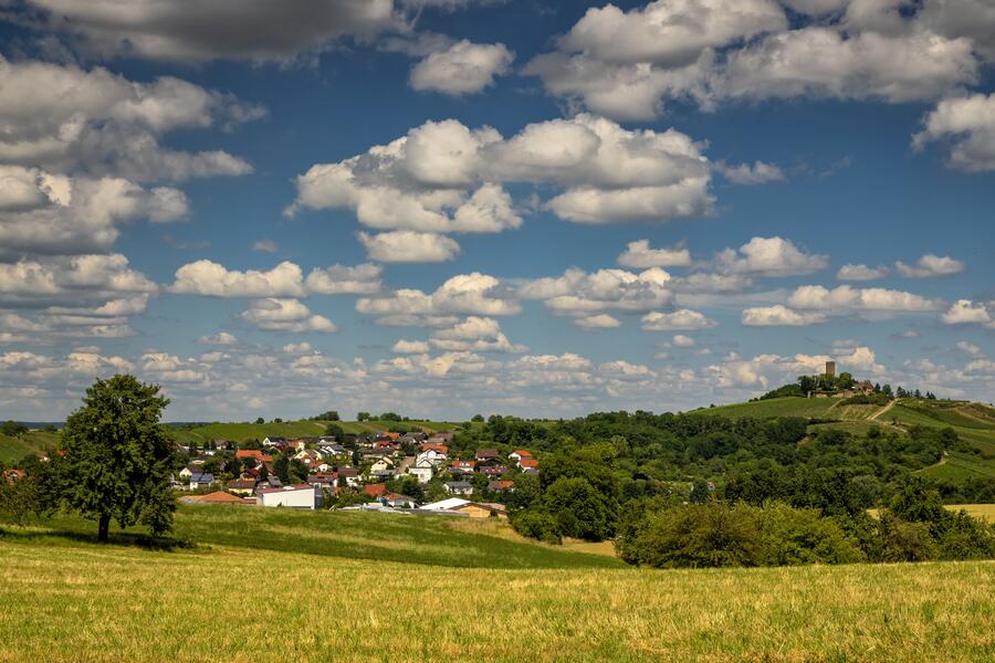 Bild vergrößern: Panoramaansicht auf Sulzfeld mit der Ravensburg