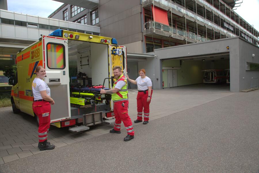 Bild vergrößern: Rettungswagenbesatzung nach Einlieferung eines Patienten in die Notaufnahme des SRH-Klinikums Karlsbad-Langensteinbach