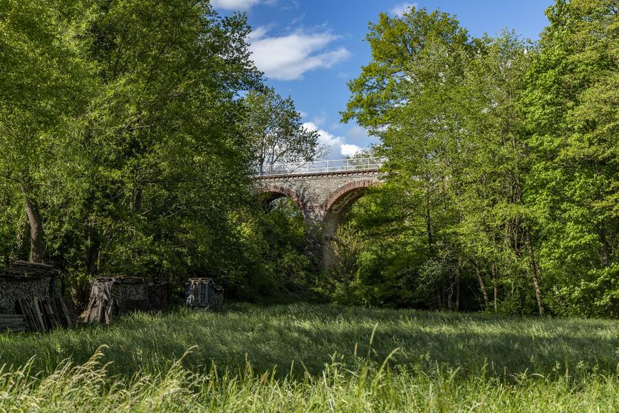 Bild vergrößern: Über das historische Viadukt bei Eichelberg führte einst eine Lokalbahn