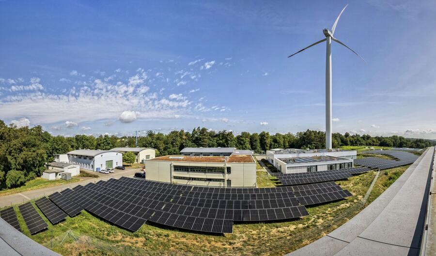 Bild vergrößern: Im Fraunhofer-Institut für Chemische Technologie ICT in Berghausen wird an Speichern für erneuerbare Energien gearbeitet